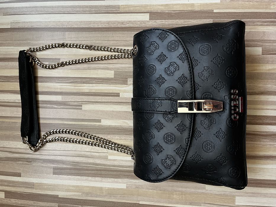 Чантичка Guess