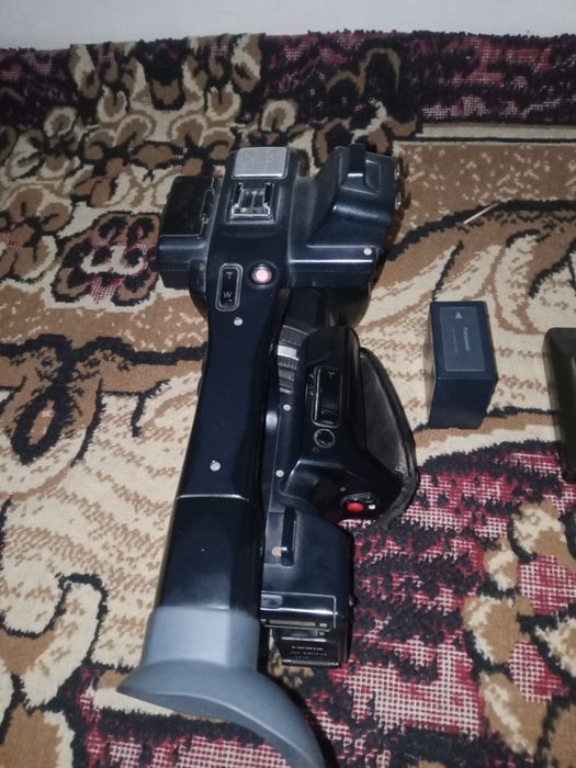 Camera sotiladi  Panasonic AC 90 Camera 1 ta batterkasi bor 1 ta Zarya