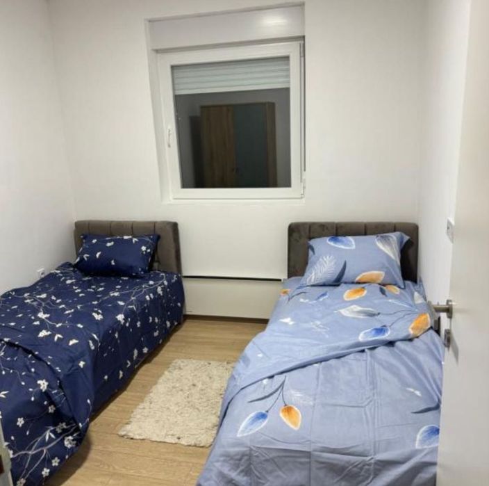 Тристаен  апартамент под наем 670  Евро