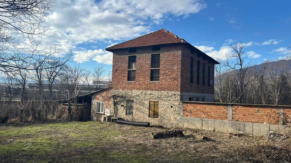 Имот 4.4 дка, сграда РЗП 188 кв.м, лице 35 м, на гл.път Карлово-Бургас