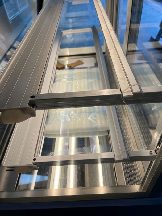 Vitrina frigorifica pentru cofetarii/patiserii