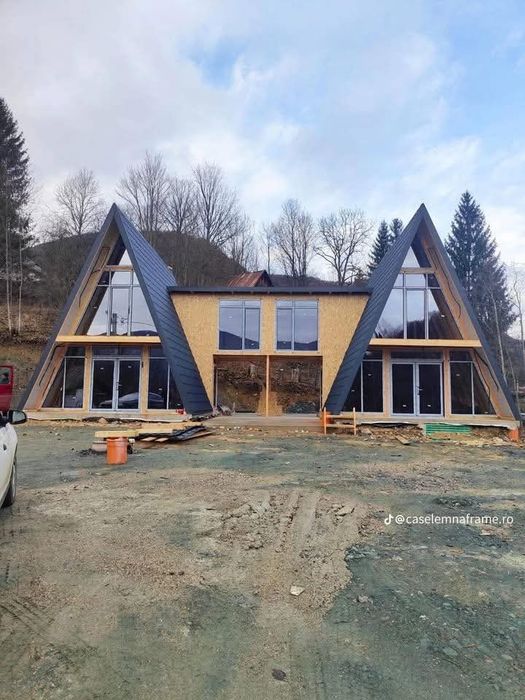 Executam cabane tip A-frame