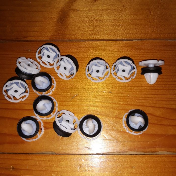 Vand clipsuri pentru panou usa Dacia, Renault,Citroen,Peugeot