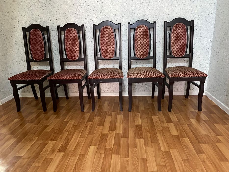 Продаю стол и стулья для гостей