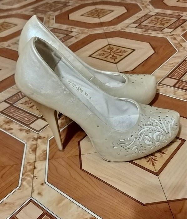 Продам туфли светлые
