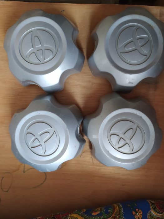 Продам колпаки тойота R15 и 1шт гранты и прадо хайлюкс