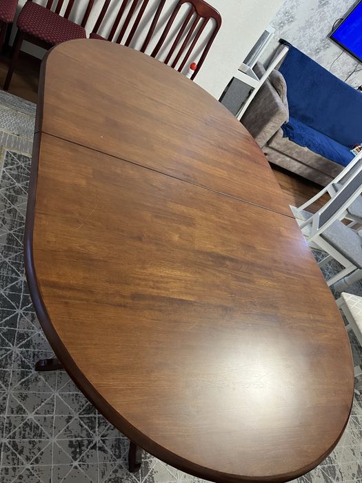 Стол и стулья для гостиной