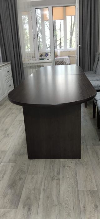 Продам большой гостиный стол.