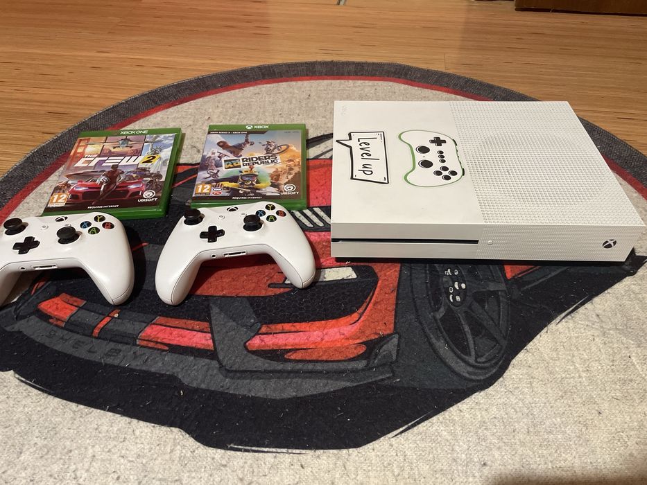 Xbox one s 1tb cu 2 jocuri