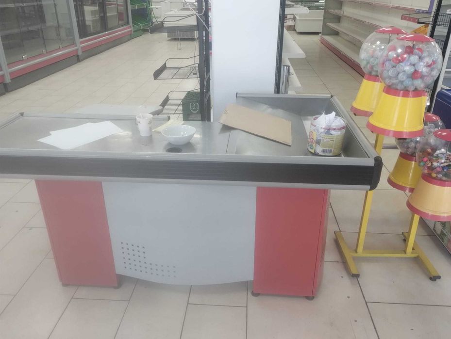 Vand rafturi si vitrine pentru magazin