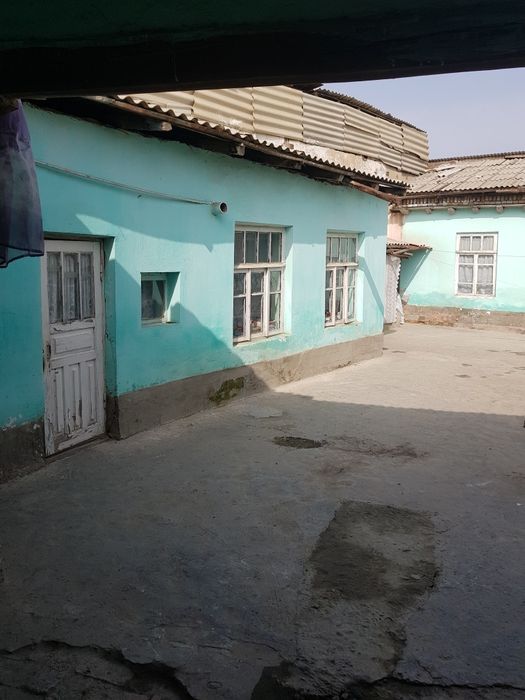 Каттакургон марказида ховли сотилади.