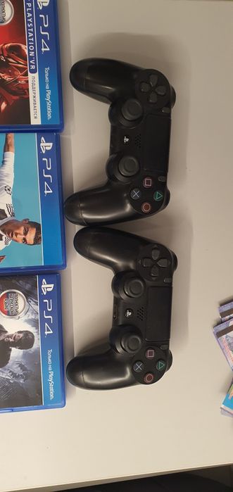 PS4   с геймпадами и тримя дисками