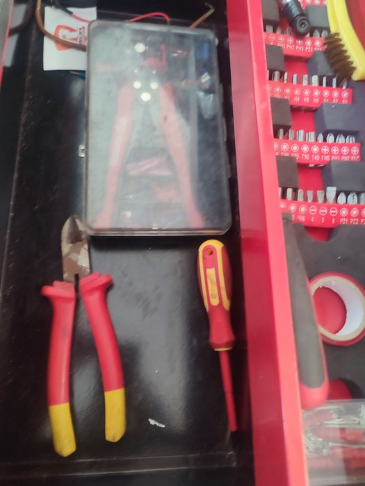 Метален куфар с инструменти