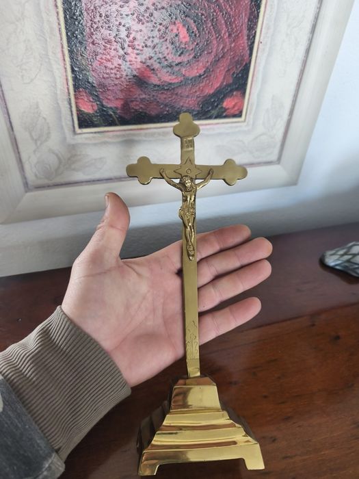 Crucifix de alamă