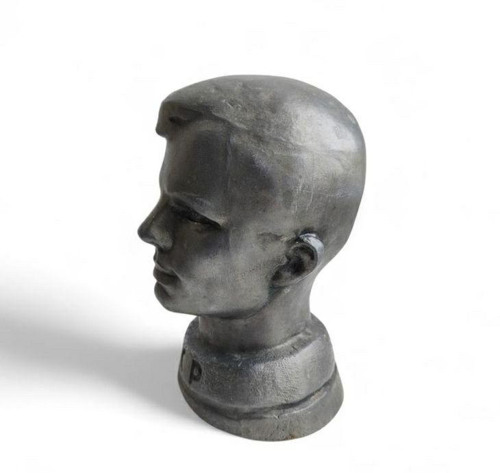 Продам статуэтку Гагарина