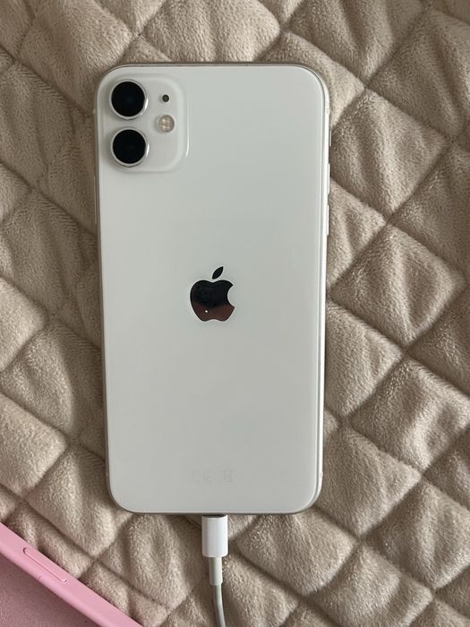 Продаётся iPhone 11 белого цвета .