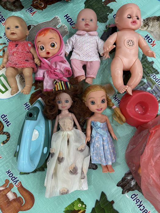 Много игрушек для девочки