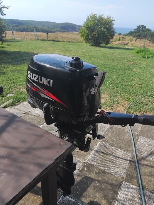 Продавам извънбордов  двигател SUZUKI DF четири тактов 6A-6 кс.ръчен старт, ползвано само 3 -ри часа, съвсем ново водно  охлаждане