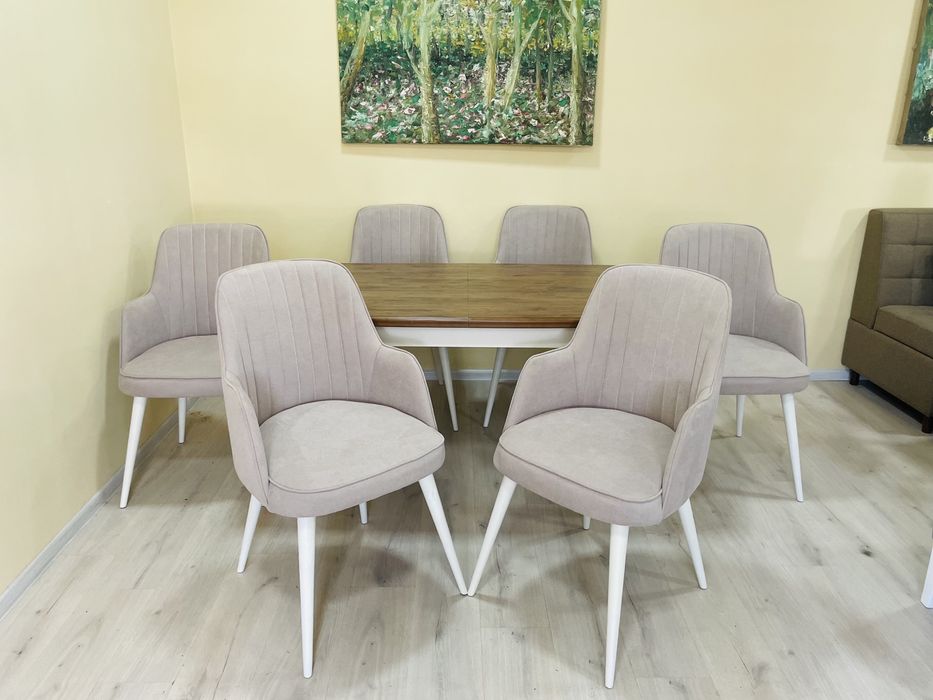 Стол и стулья  для большой семьи, качество залог долгой службы .