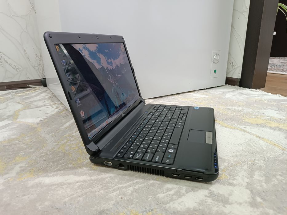 Ноутбук Fujitsu в хорошем состоянии.