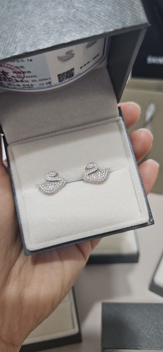 Продам сережки серебряные с муссанитами