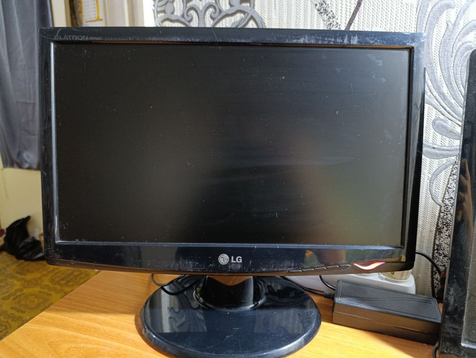 LG Flatron 19" — рабочий монитор