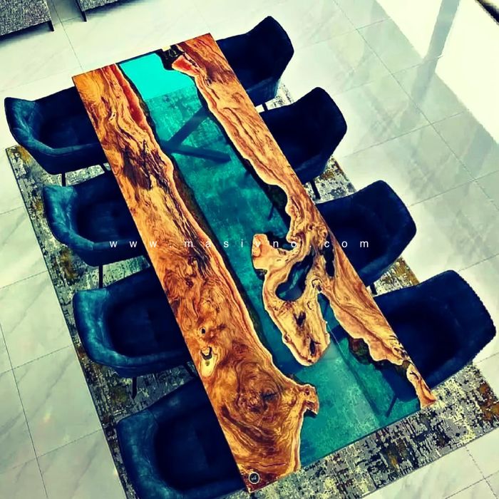 Маса от естествено дърво и епоксидна смола