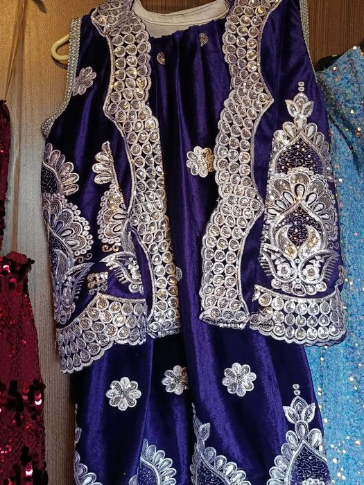 Продавам шалвар с елек, тъмно лилав с красива бродерия. Малък размер, носени малко. Цена: 200 евро.