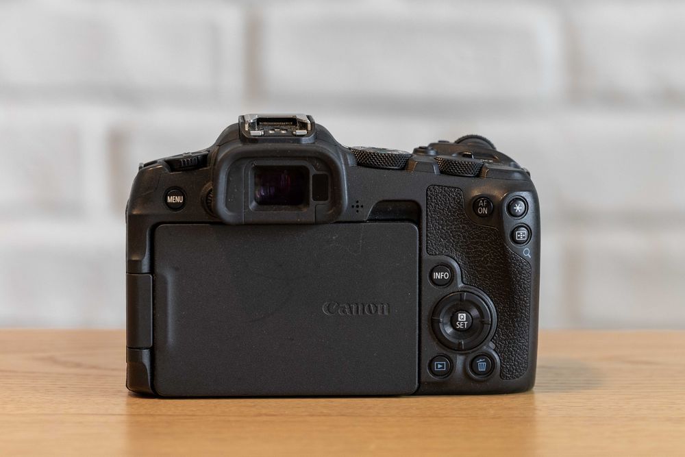 Canon R8 cu garantie + 2 acumulatori extra