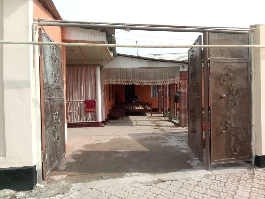 Uy sotiladi 7 ta xona 2 ta xommom 2 ta xojat xona oshxona