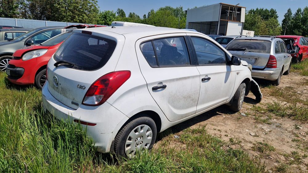 Hyundai i20 2013 bara capota faruri far usa portbagaj usi aripa stop stopuri hayon roti punte caseta toba oglinda Scaune bord volan airbag punte pompa