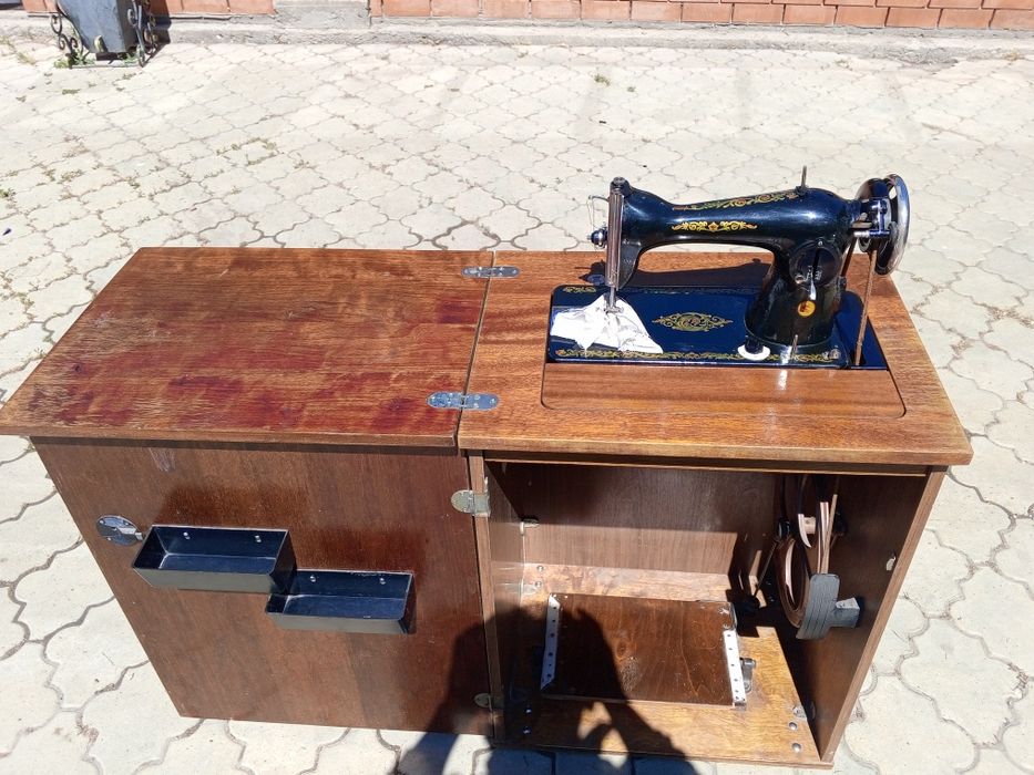 Продам швейную машинку