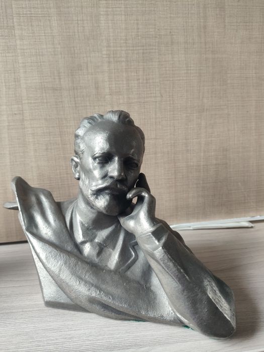 Продам бюст П.И.Чайковского