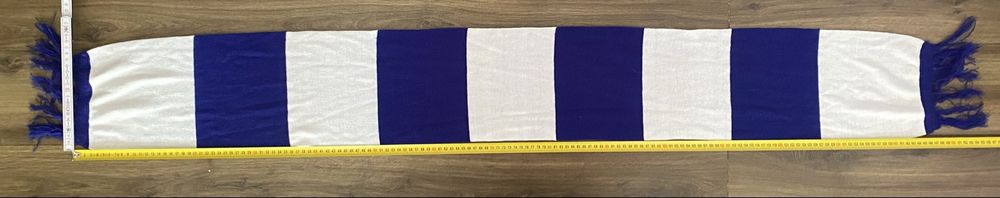 Шалове на Реал Мадрид и синьо-бял шал тип зебра.