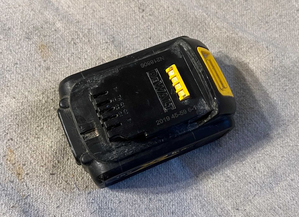 Baterie DeWalt DCB182 XR 18V 4Ah Li Ion originala, buna probata