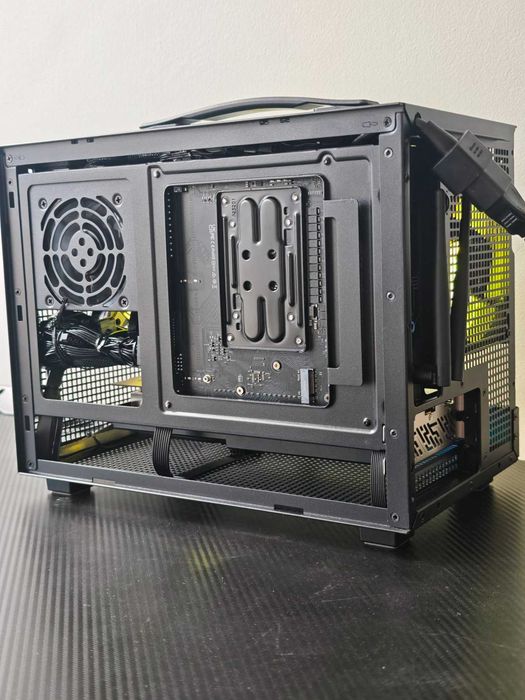 Компютър - /B650 Lightning Wi-fi/Ryzen 7 7700X/RX 9060 XT 16GB/32GB DDR5 6400M/T/1TB nVme gen 4.0/