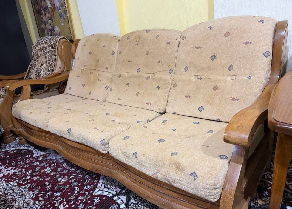 Диван и два кресла  из прочного дерева