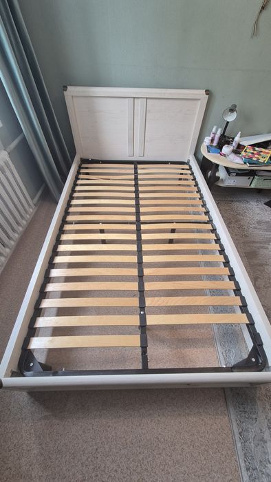 Продам кровать без матраса!