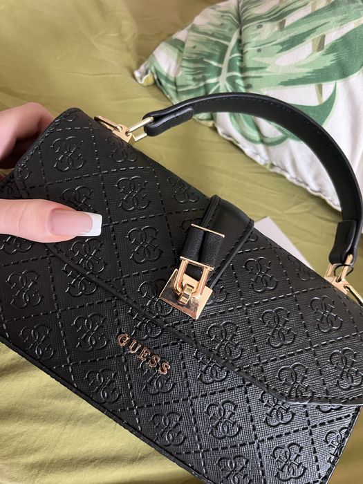 Чистонова чанта на Guess