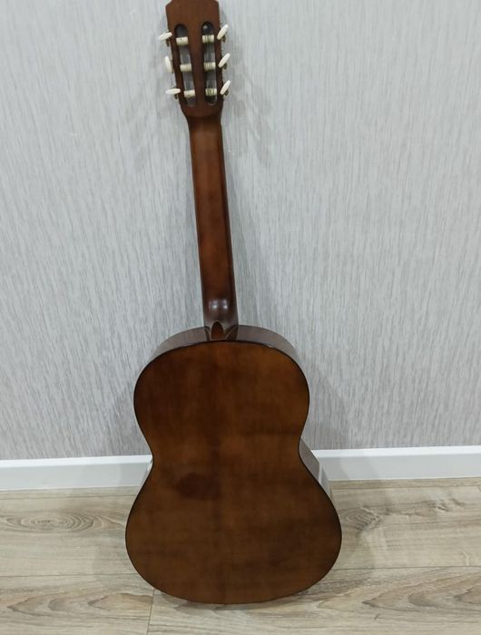 Продам гитару YAMAHA C 40