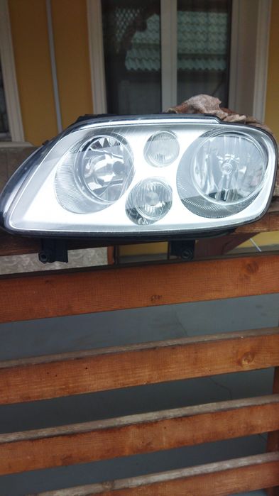 Vând faruri Vw Turan/Fata dreapta/Stanga!!