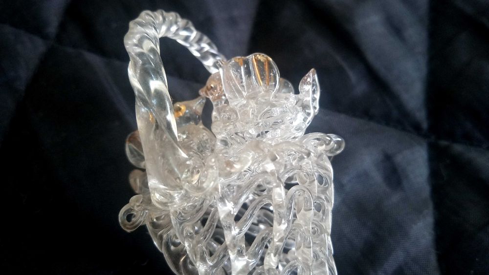 Комплект от два броя порцеланови статуетки и една стъклена кошничка.