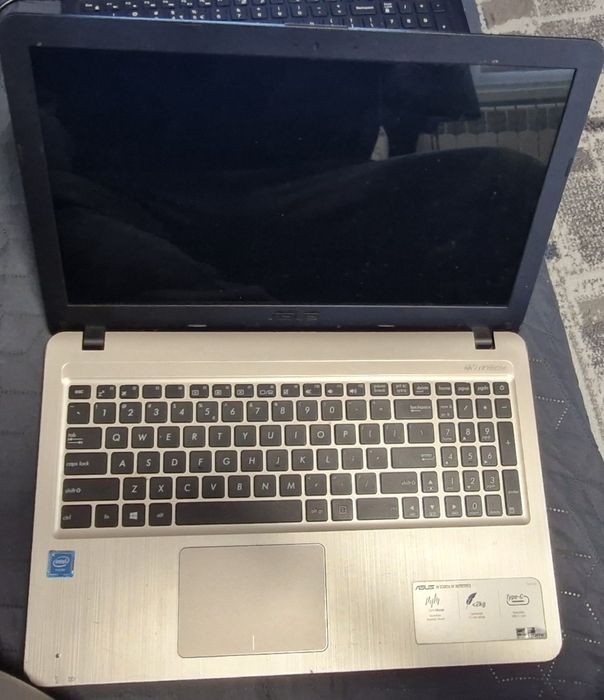 Laptop asus nefunctional pentru piese lipseste harddiskul pret negociabil