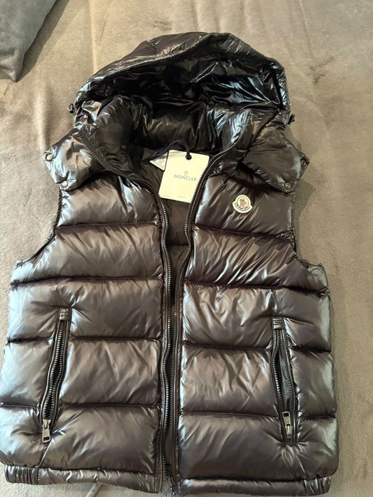 Vestă Moncler cu glugă- Moncler Bormes Hooded Down Gilet