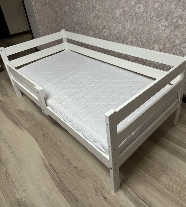Детская кровать белая
