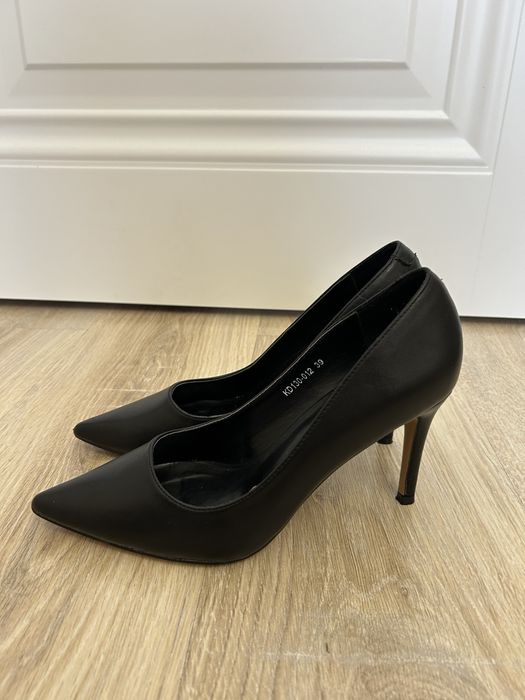 Классические остроносые туфли 39р