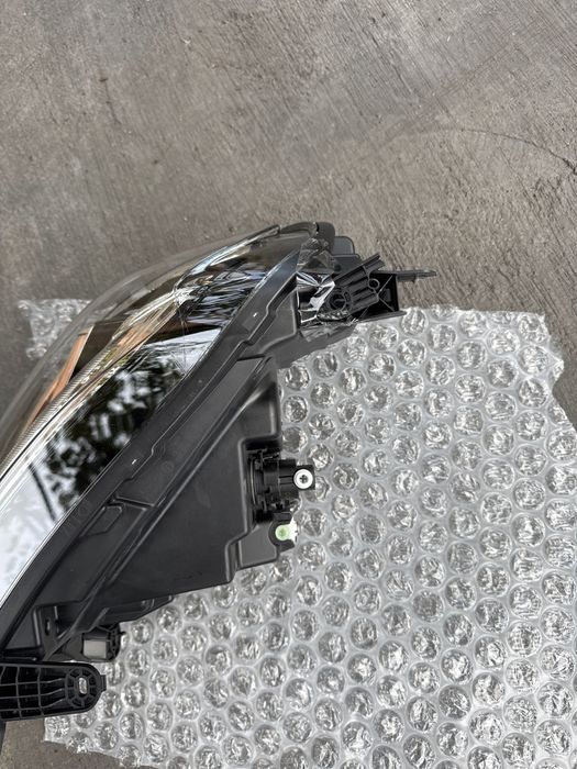 Чисто нов фар за Мерцедес w470 x klass