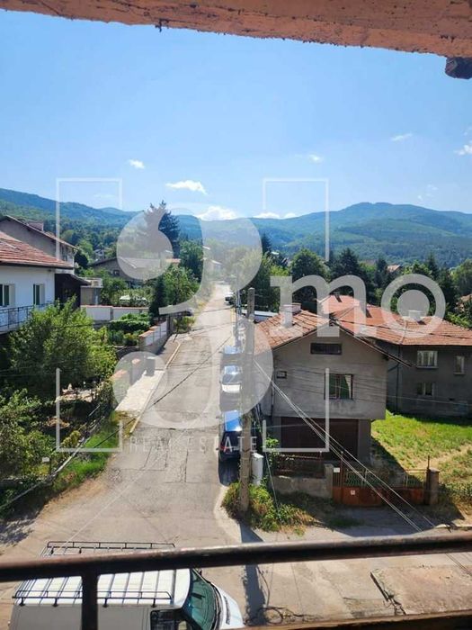 3mo“ продава два етажа от къща в живописното село Владая