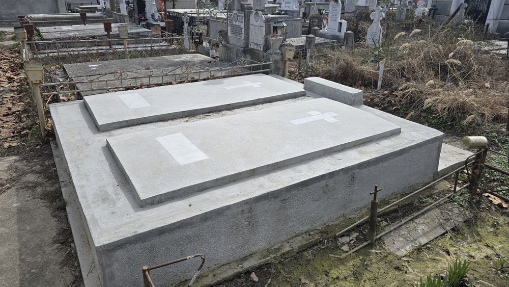 Vand 2 cripte Cimitirul SFANTU  GHEORGHE Pitesti