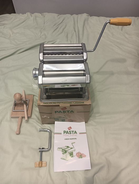 Mașină de făcut paste